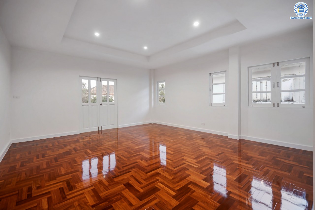 บ้านมือสองตกแต่งใหม่ โครงการ ราชพฤกษ์ บางบอน4 ตกแต่งหรูหรา เนื้อที่ 100.5 ตร.ว. ฟังก์ชัน 3 ห้องนอน 3 ห้องน้ำ จอดรถได้ 2 คัน พื้นที่ใช้สอย 343.94 ตร.ม. บนทำเลศักยภาพ เชื่อมต่อหลายเส้นทาง ใกล้เดอะมอลล์บางแค จุดขึ้นทางด่วน "พระราม2" และรถไฟฟ้าสายสีน้ำเงิน "สถานีหลักสอง"